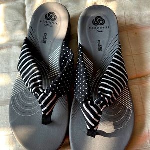 Black and white Clarks cloudsteppers sandals!!